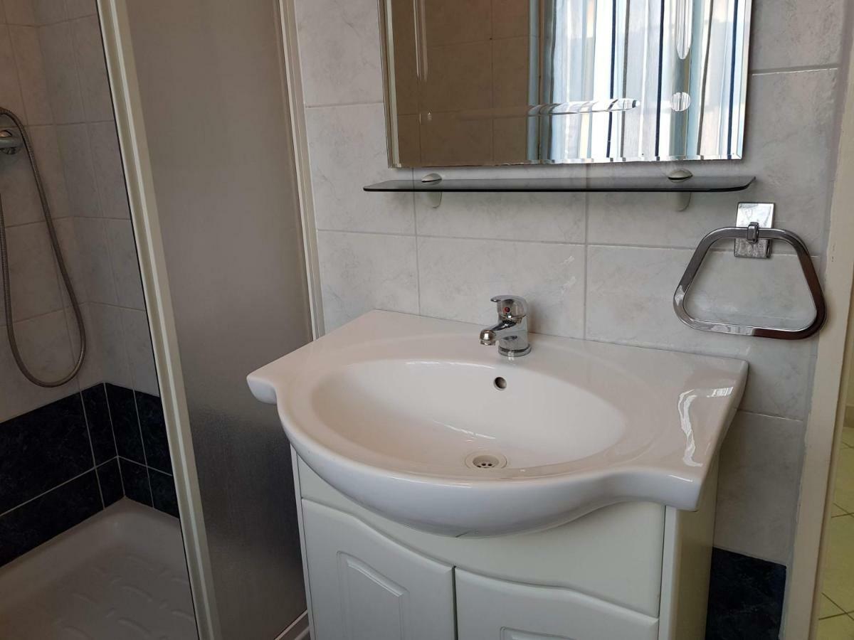 Mare Azzurro Apartments Пула Екстериор снимка